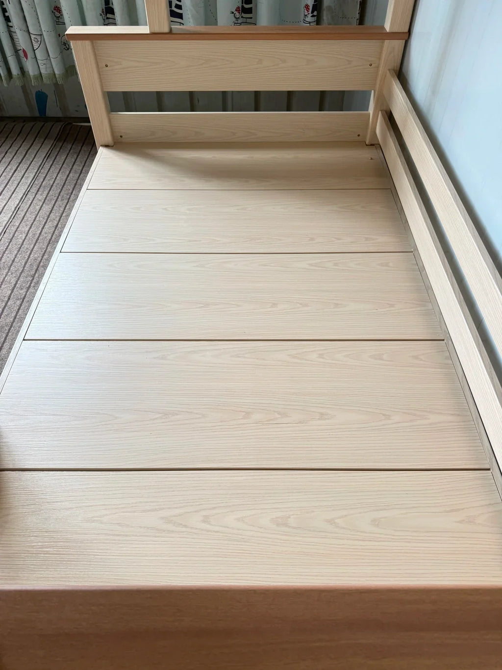 Model 8122 solid wood platform detail